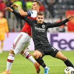 Zdjęcie przedstawia zawodników Arsenalu Londyn i Eintrachtu Frankfurt walczących o piłkę.