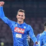 Zdjęcie przedstawia zawodnika Napoli, arkadiusza Milika cieszącego się ze zdobycia gola.