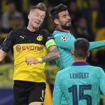 Zdjęcie pokazuje zawodników Fc Barcelony oraz Borussi Dortmund walczących o piłkę.