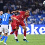 Zdjęcie obrazuje zawodników drużyn Liverpool i Napoli walczących o piłkę.