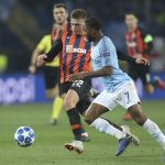 Zdjęcie pokazuje zawodników Manchester City i Shakhtara Donetsk walczących o piłkę