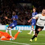 Zdjęcie pokazuje zawodników zespołów Valencia i Chelsea