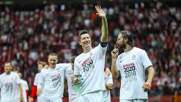 Ostatnia prosta do Euro 2020 Zdjęcie ukazuje Reprezentację Polski w piłce nożnej celebrującą awans do Mistrzostw Europy Euro 2020