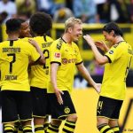 Zdjęcie przedstawia cieszących się piłkarzy Borussii Dortmund