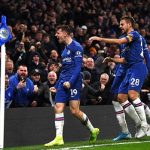 Obrazek przedstawia cieszących się zawodników Chelsea