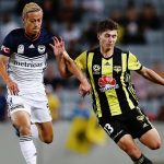 Ilustracja przedstawia zawodników melbourne Victory oraz Wellington Phoenix