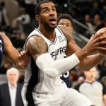 Ilustracja przedstawia zawodnika San Antonio, LeMarcusa Aldridge'a