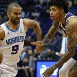 Zdjęcie prezentuje zawodnika Charlotte Hornets w natarciu na kosz rywali.