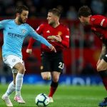 Obraz przedstawia zawodników Manchesteru podczas derbowego pojedynku