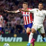 Obrazak przedstawia Edena Hazarda (Real) i Kierana Trippiera (Atletico) walczących o piłkę