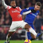 Obrazek przedstawia piłkarzy Arsenalu i Chelsea walczących o piłkę