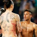 Obrazek przedstawia Ibrahimovicia i Neymara dziękujących sobie za mecz