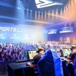Obrazek przedstawia graczy i widzów podczas turnieju e-sportowego