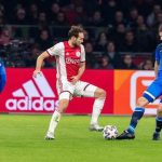 Na obrazku znajdują się piłkarze Heraklesa i Ajaxu