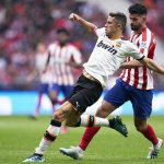 Obrazek przedstawia zawodników Atletico i Valencii
