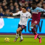obrazek przedstawia piłkarzy Liverpoolu i West Hamu walczących o piłkę