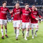 obrazek przedstawia piłkarzy Wisły Kraków celebrujących zdobycie gola