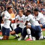 obrazek przedstawia piłkarzy Tottenhamu celebrujących zdobytą bramkę