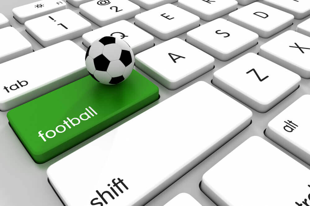 obrazek przedstawia klawiaturę na której są białe przyciski i jeden zielony z napisem football, leży na nim piłka