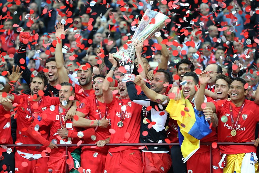 Na zdjęciu znajduje się cała drużyna Sevilli - triumfatorów Ligi Europy.