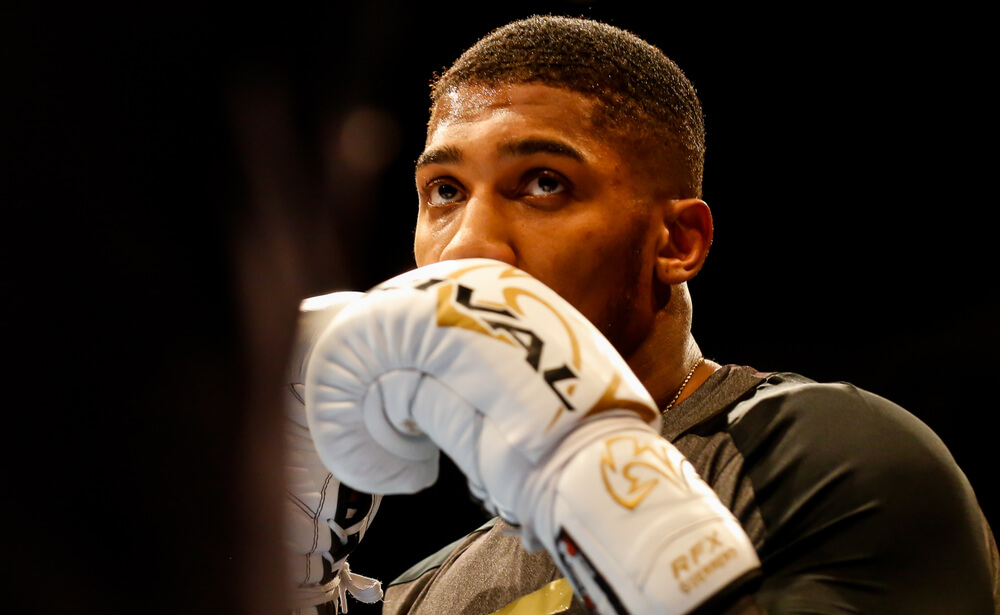 anthony joshua w białych rękawicach bokserskich trzymający gardę